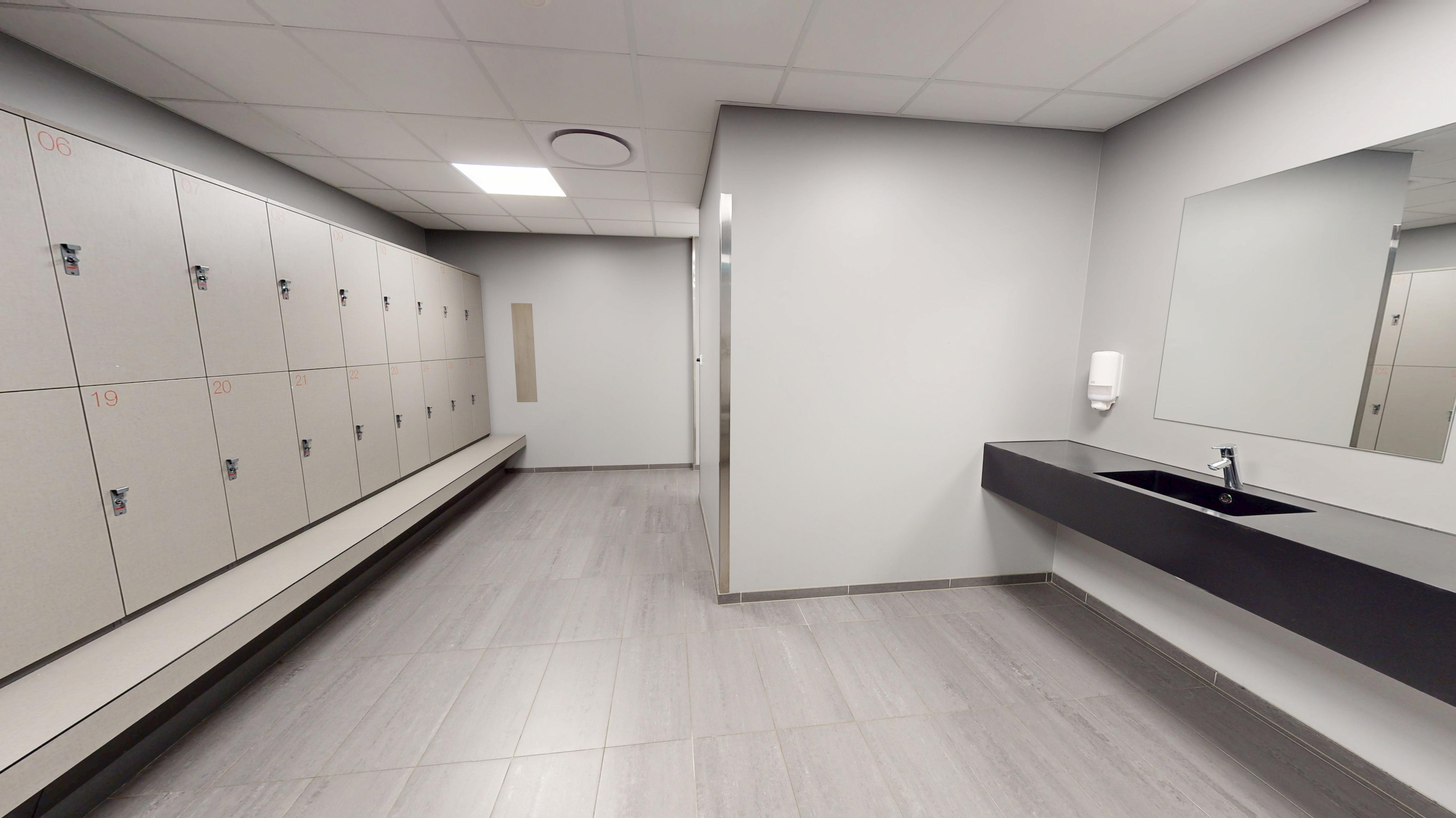 Garderobe med skap og servant på Trener1 Fagerholt